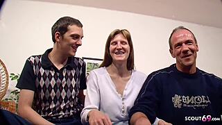 Glej cuckold moža v divjem nemškem retro trojčku! Verjameš tej klasični akciji?