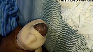 Puppe mit emotionaler Intensität durchficken