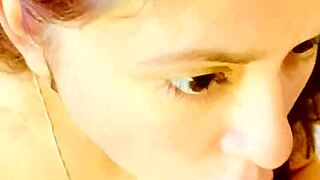 Latina kurba se jezdí do orgazma in pogoltne spermo