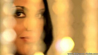 Sexy And Sensual Indian Babe Dancing Solo!