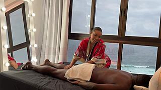 아시안 마사지사, 큰 검은 거시기 참지 못해! 라티나 리나 나카무라, 강렬한 마사지 후 야외 크림파이