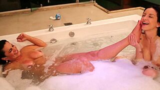 Peguei ela gostoso na hidro - marcia imperator e vitoria vonteese