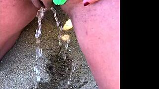 minha esposa fazendo xixi na praia um bem comprido