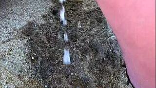 minha esposa fazendo xixi na praia um bem comprido