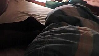 flogging my pink jelly bean feels so good before sleep.