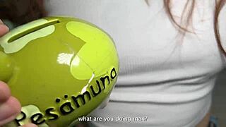 Kone snyder under telefonsamtale med mand - bøjet forover i varm amatør POV