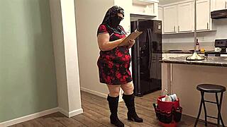 Nagy seggű MILF ügynök széttárt lábakkal ellenőrzi az ingatlant