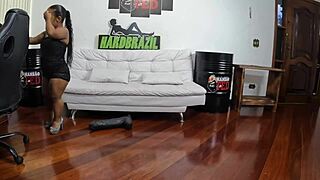 Backstage s divokou trpaslicí Anãzinha do Mau