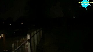 クラッキー欲情熟女が公共の場を徘徊