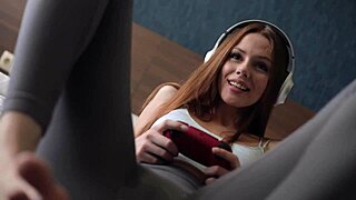 紧身裤女神弯腰挨巨大鸡巴猛插