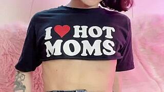 Asiatique fit et mignonne exhibe sa chatte dans un short mouillé minuscule