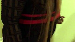 Жена зажигает сексуальным танцем перед клубом, её движения просто огонь!