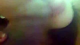 Mirando a Pamela Pantera en acción caliente y humeante