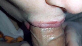 Ganz nah dran: Süße Lippen saugen früh morgens Sperma