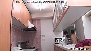 アジアビッチが玉に唾を垂らしてハードコアパウンド