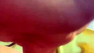 Greluda gostosa gets cummed with finger in public outdoor setting