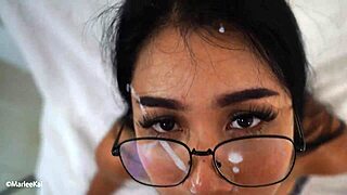 แฟนสาวเอเชียแว่นเปื้อนน้ำว่าวหลังอมควย POV สุดรุนแรง