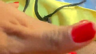 Greluda gostosa gets cummed with finger in public outdoor setting