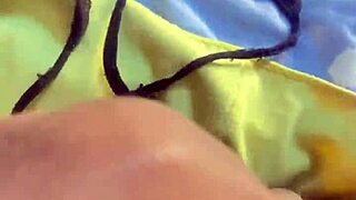 Greluda gostosa gets cummed with finger in public outdoor setting