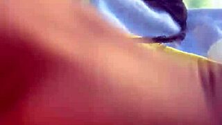 Greluda gostosa gets cummed with finger in public outdoor setting