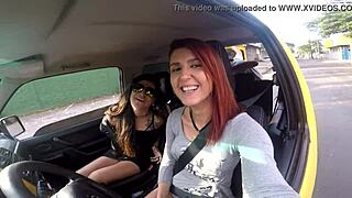 duas gatas exibindo rua transando cara