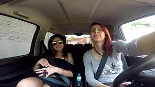 duas gatas exibindo rua transando cara