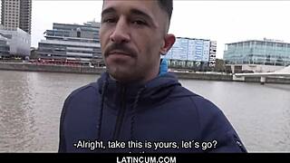 Musculoso latino pagó por su primera follada gay