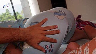 Kongsi Katil Dengan Teman Wanita Latina Seksi Ayah Tiri Malam Ini!