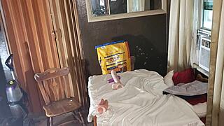 Oma nimmt großen Dildo, bevor ich in ihrem haarigen Loch abspritze.