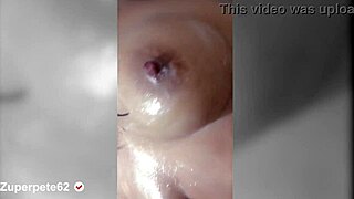 ama de casa se masturba en la ducha, muy sexy