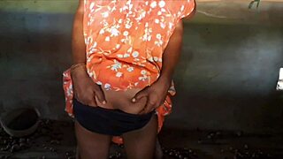 Bengalsk sexet pige udforsker vild legetøj leg i landsby setting