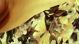 Novinha moans deliciously during homemade masturbation session parte 1