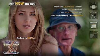 장난기 많은 곱슬 아가씨, 노인 유혹해 침대 액션