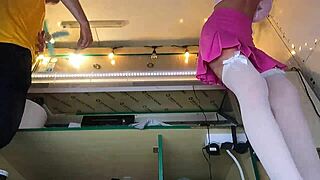 Мне нравится, как эта сексуальная девственница раздвигает ноги — видит ли она скрытую камеру?