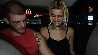 casal fode dentro do uber with big cock bareback