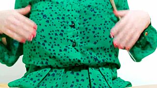 Καυτή κοπέλα βογκάει γδύνοντας το σεξί φόρεμα - DepravedMinx