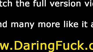 Eurooppalainen kaunotar imee innokkaasti kovaa kyrpää alusvaatteissa