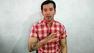 Ženatý šéf šuká zaměstnance naostro v tovární koupelně v noci