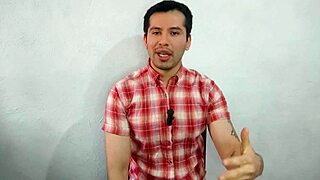 Ženatý šéf šuká zaměstnance naostro v tovární koupelně v noci