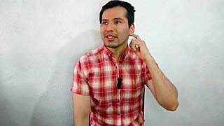 Ženatý šéf šuká zaměstnance naostro v tovární koupelně v noci