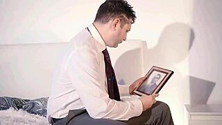 Ey, schau wie ich Schwester Charlotte Angie in Retro-Porno verführe!