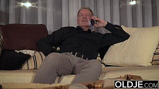 Hey, schau wie diese junge Frau Opas Schwanz tief in ihre enge Muschi nimmt!