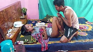 Desi Heet Vriendin Geniet Van Sexy Pret Met Vriendje Thuis