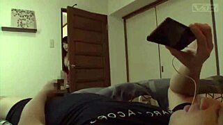 สาวใหญ่เอเชียแอบดูของลับหนุ่มตอนหลับ โคตรเด็ด!