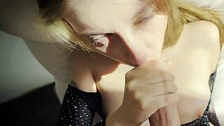 Rubia sexy chupa polla con pasión. Belleza rusa da un facial intenso en escena de mamada estilo anime