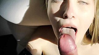 Rubia sexy chupa polla con pasión. Belleza rusa da un facial intenso en escena de mamada estilo anime