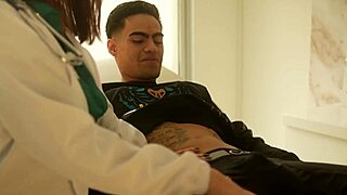 Dokter milf Latina ngewe pasien muda pakai kontol besar.