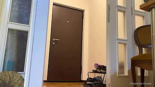 Kurye Çocuğuna Sürpriz Hediye Olarak Çıplak Soyundum