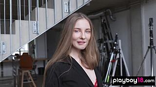 Kicsi Szőke Orosz Múzsa Stella Leveti a Piros Alsóneműt, Pózol Tiszta Vággyal a Szemében