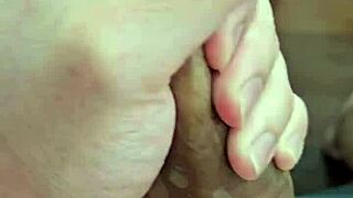 Batendo Punheta Com Camisinha